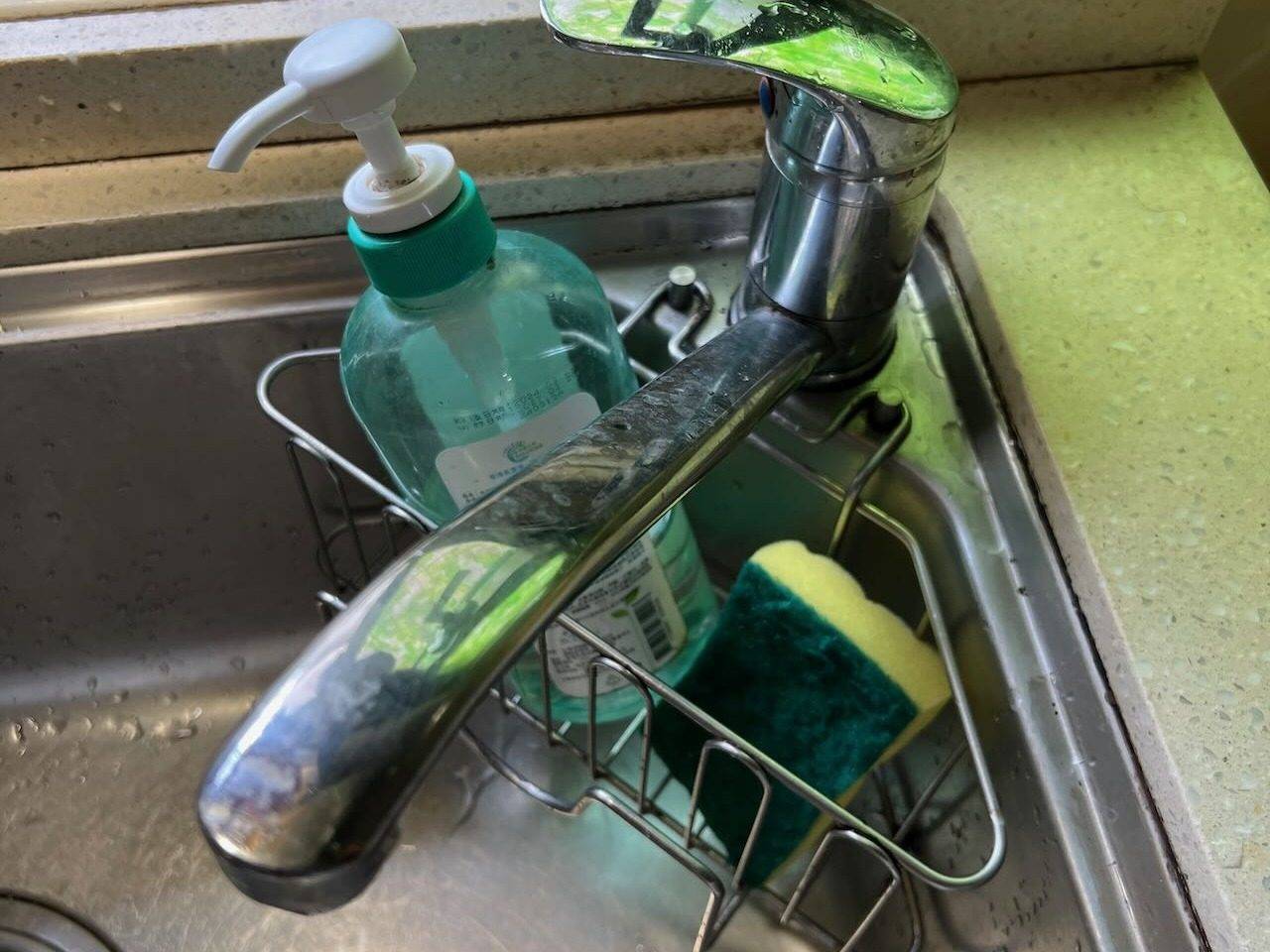 水槽清潔前，水垢皂垢明顯