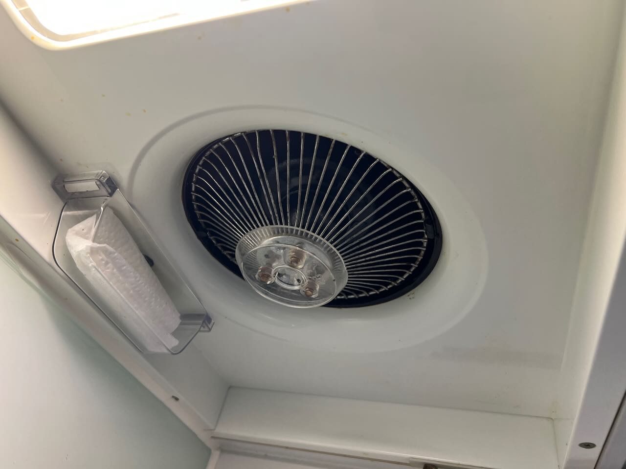 平鎮區抽油煙機出風口清潔後，護網與外殼恢復乾淨