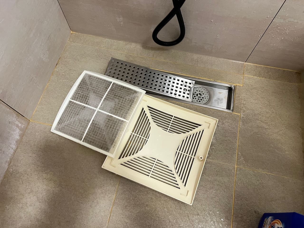 浴室排風扇濾網清潔後，恢復潔白乾淨